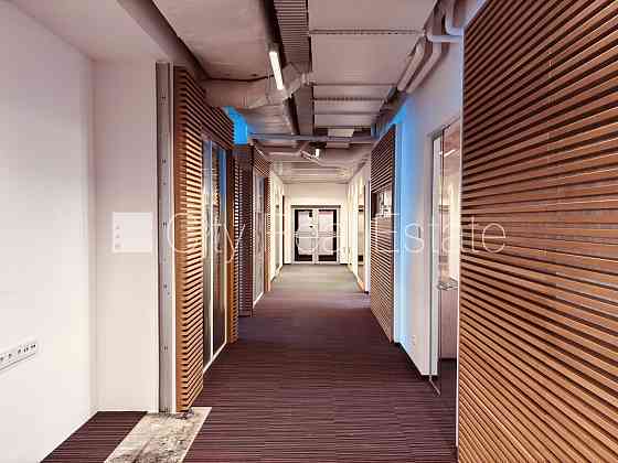 Благоустроенная озеленённая территория, подъездная дорога покрыта брущаткoй, Rīga