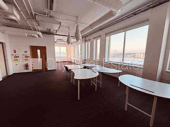 Благоустроенная озеленённая территория, подъездная дорога покрыта брущаткoй, Rīga