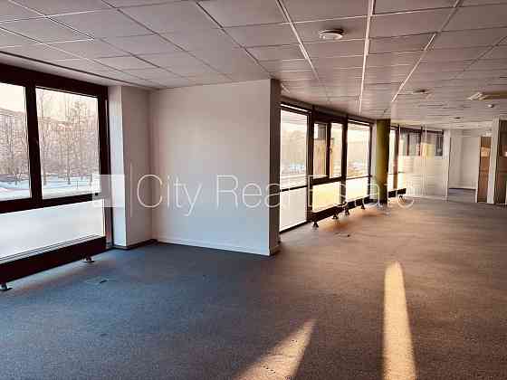 Благоустроенная озеленённая территория, подъездная дорога покрыта брущаткoй, Rīga