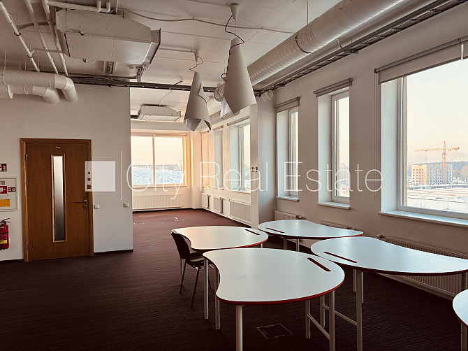 Labiekārtota apzaļumota teritorija, bruģēts piebraucamais ceļš, slēgta teritorija, vieta Rīga - foto 7