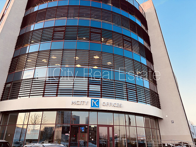 Labiekārtota apzaļumota teritorija, bruģēts piebraucamais ceļš, slēgta teritorija, vieta Rīga - foto 1