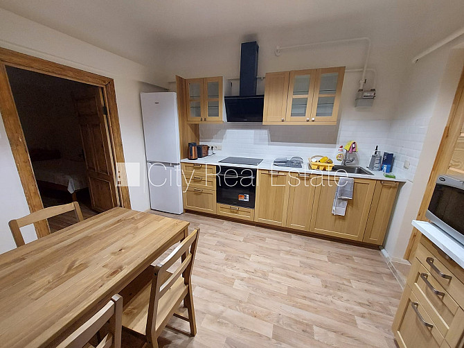 Fasādes māja, viena kvadrātmetra apsaimniekošanas maksa mēnesī  1.6 EUR, ieeja no ielas, logi Rīga - foto 1