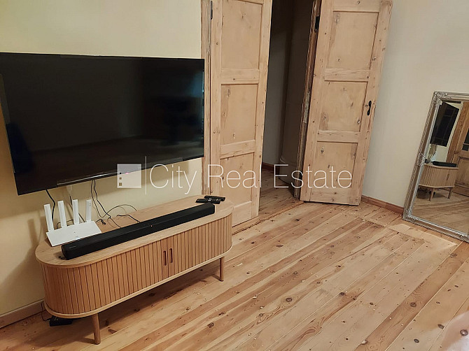 Fasādes māja, viena kvadrātmetra apsaimniekošanas maksa mēnesī  1.6 EUR, ieeja no ielas, logi Rīga - foto 3