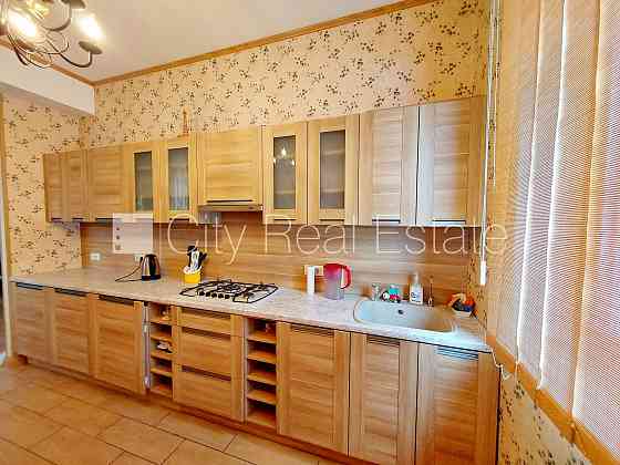 Здание во дворе, благоустроенный озеленённый двор, вход со двора, мансарда, Рига