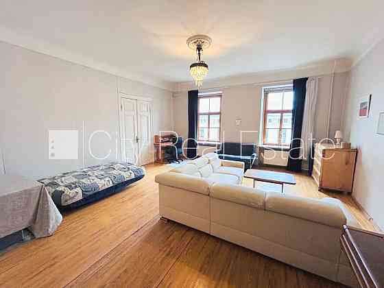 Фасадный дом, реновированный дом, вход с улицы, лестничная клетка после Рига