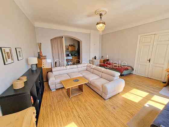 Фасадный дом, реновированный дом, вход с улицы, лестничная клетка после Рига