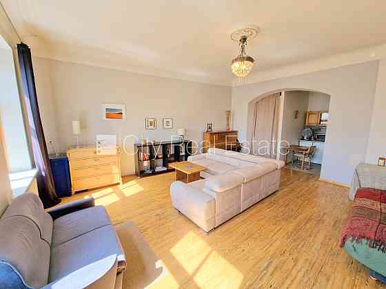 Фасадный дом, реновированный дом, вход с улицы, лестничная клетка после Рига