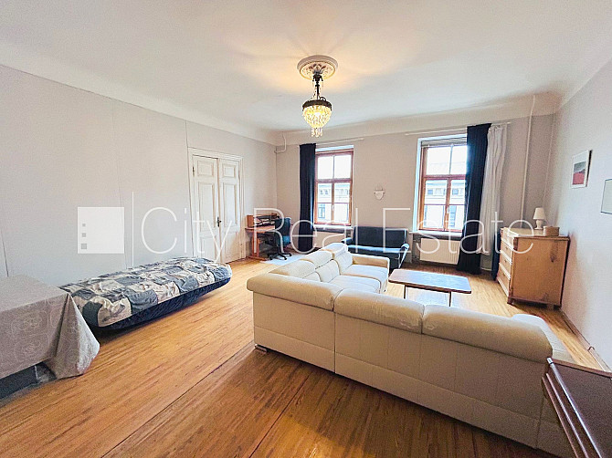 Фасадный дом, реновированный дом, вход с улицы, лестничная клетка после Рига - изображение 2