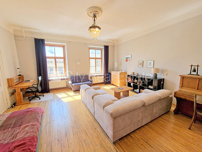 Фасадный дом, реновированный дом, вход с улицы, лестничная клетка после Рига - изображение 12