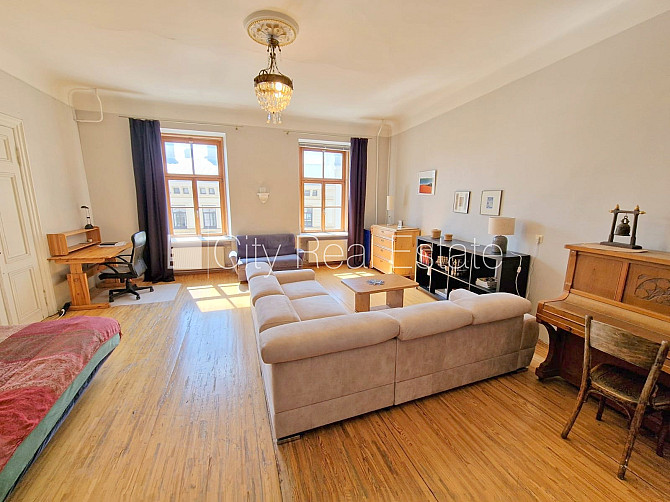 Фасадный дом, реновированный дом, вход с улицы, лестничная клетка после Рига - изображение 1