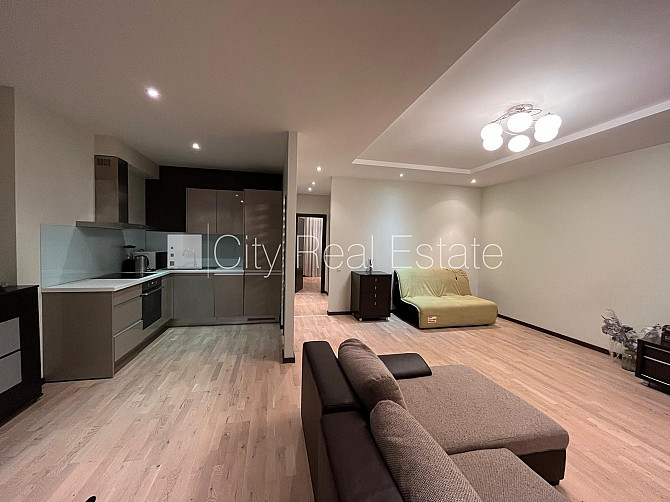 Jaunceltne, zaļā teritorija, iežogota teritorija, bezmaksas stāvvieta pagalmā, apzaļumota Jūrmala - foto 1