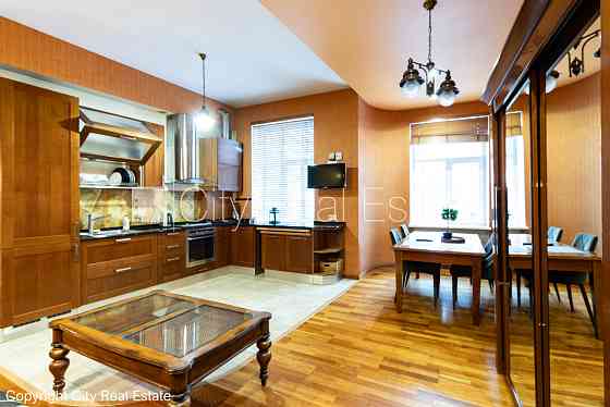 Реновированный дом, платная стоянка, лифт, количество спален 1 шт., гостиная, одна Рига