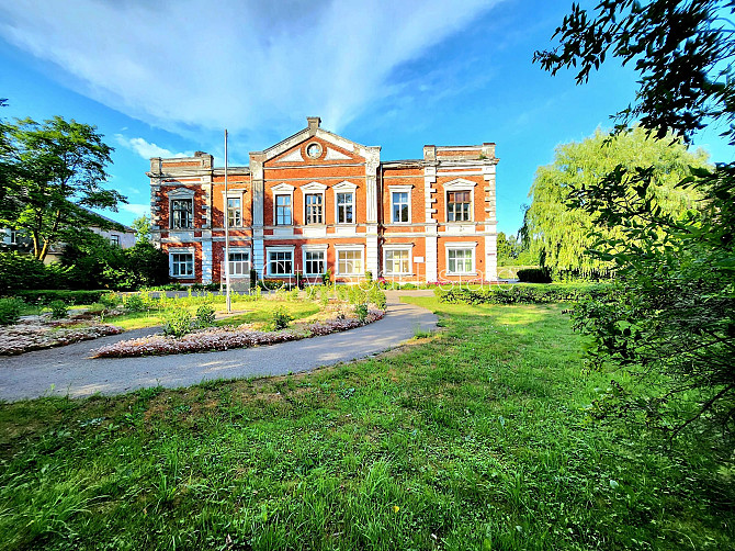 Благоустроенная озеленённая территория, места для нескольких машин, стоянка на Добеле и район - изображение 3