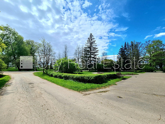 Благоустроенная озеленённая территория, места для нескольких машин, стоянка на Добеле и район - изображение 20