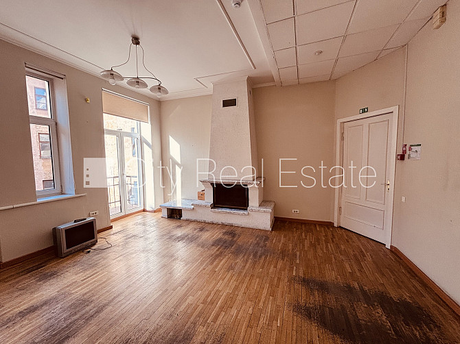 Fasādes māja, ieeja no ielas, ir lifts, kāpņu telpa pēc kapitālā remonta, balkons, istabas Rīga - foto 10