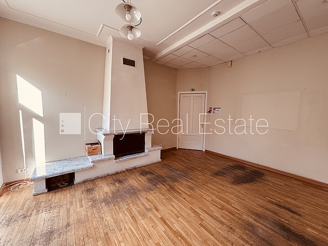 Fasādes māja, ieeja no ielas, ir lifts, kāpņu telpa pēc kapitālā remonta, balkons, istabas Rīga - foto 11