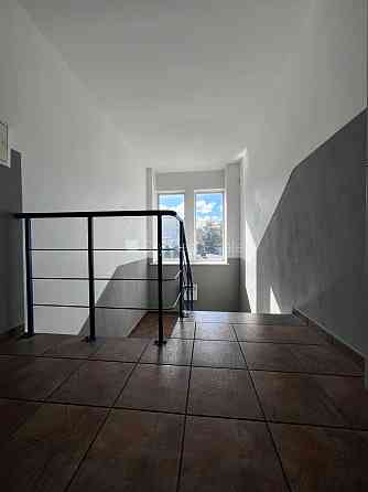 Территория обнесена забором, закрытая территория, места для нескольких машин, Рига