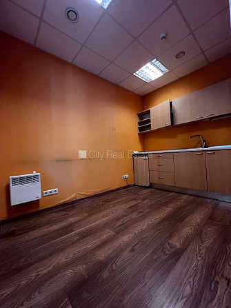 Территория обнесена забором, закрытая территория, места для нескольких машин, Рига - изображение 4