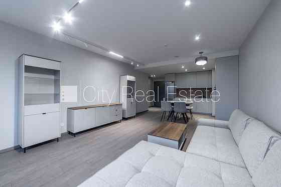 Новостройка, здание во дворе, энергоэффективный дом, вход со двора, полуподвал, Рига