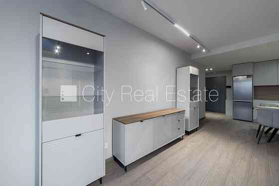 Новостройка, здание во дворе, энергоэффективный дом, вход со двора, полуподвал, Рига