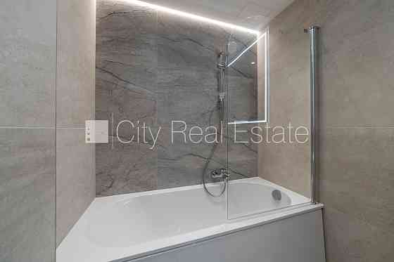 Новостройка, здание во дворе, энергоэффективный дом, вход со двора, полуподвал, Рига