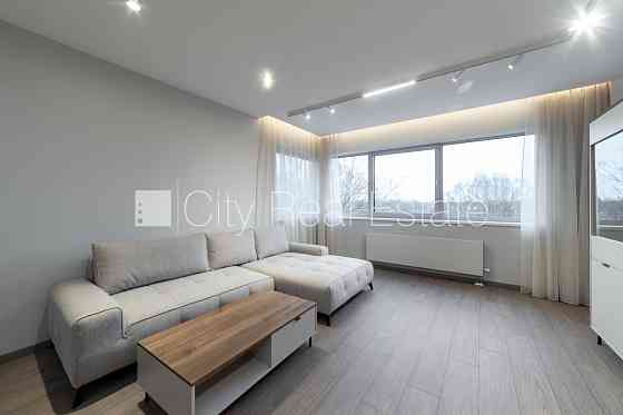 Новостройка, здание во дворе, энергоэффективный дом, вход со двора, полуподвал, Рига