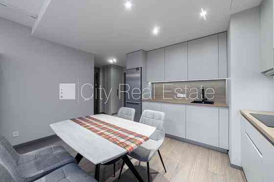 Новостройка, здание во дворе, энергоэффективный дом, вход со двора, полуподвал, Рига