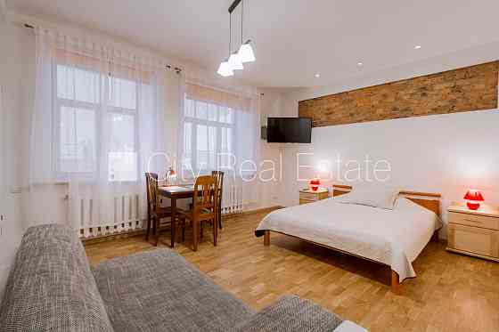 Здание во дворе, реновированный дом, благоустроенный озеленённый двор, закрытый Рига