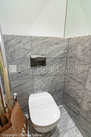 Jaunceltne, pagalma ēka, slēgts pagalms, ir lifts, divi balkoni, logi vērsti uz pagalma pusi, Rīga - foto 12