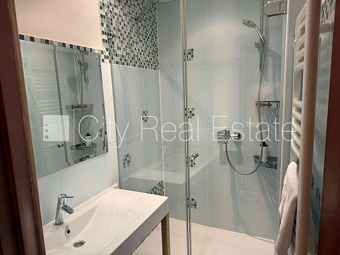 Fasādes māja, restaurēta māja, labiekārtota apzaļumota teritorija, ieeja no ielas, logi Rīga - foto 10