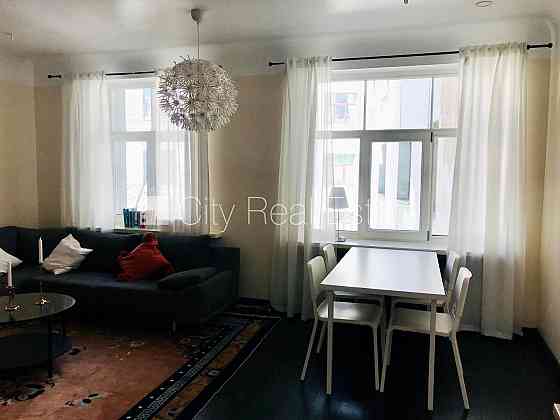 Дом во дворе, реновированный дом, зеленая территория, озеленённая территория со Рига