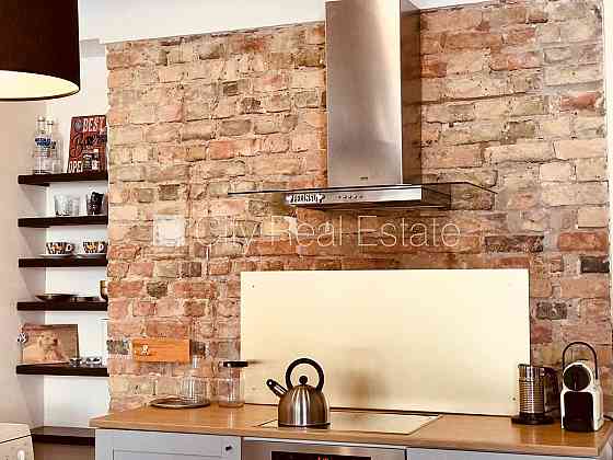 Дом во дворе, реновированный дом, зеленая территория, озеленённая территория со Рига