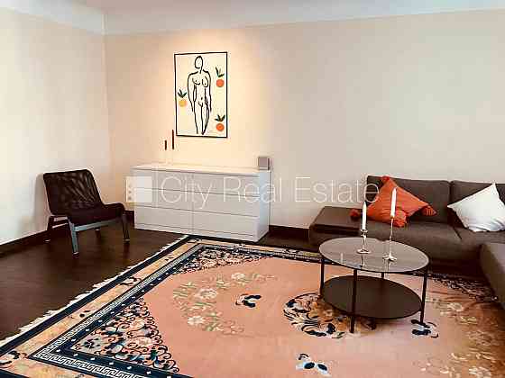 Дом во дворе, реновированный дом, зеленая территория, озеленённая территория со Рига