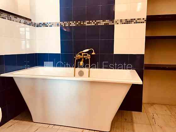 Дом во дворе, реновированный дом, зеленая территория, озеленённая территория со Рига