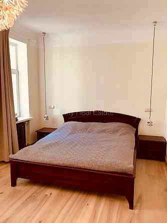 Дом во дворе, реновированный дом, зеленая территория, озеленённая территория со Рига