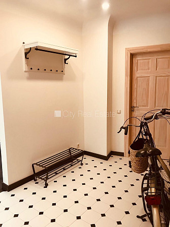 Pagalma māja, renovēta māja, zaļā teritorija, apzaļumota teritorija ar jaunu kokaugu Rīga - foto 9