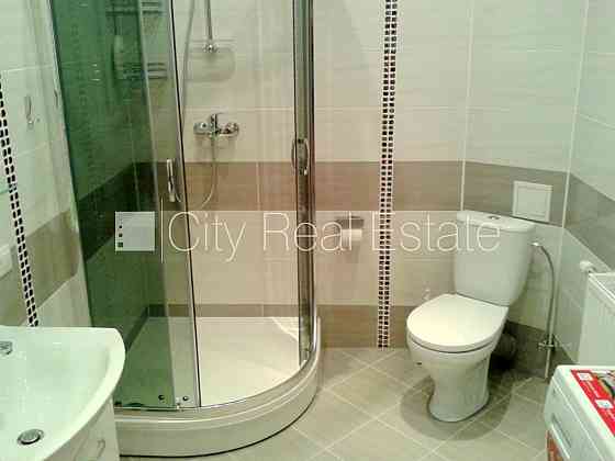 Закрытый двор, место для машины, лестничная клетка после косметического ремонта, Рига