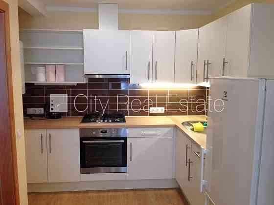 Закрытый двор, место для машины, лестничная клетка после косметического ремонта, Рига