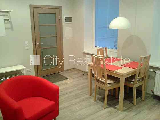 Закрытый двор, место для машины, лестничная клетка после косметического ремонта, Рига