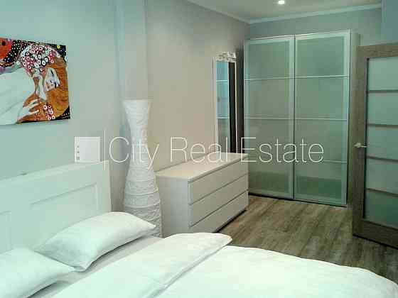 Закрытый двор, место для машины, лестничная клетка после косметического ремонта, Рига