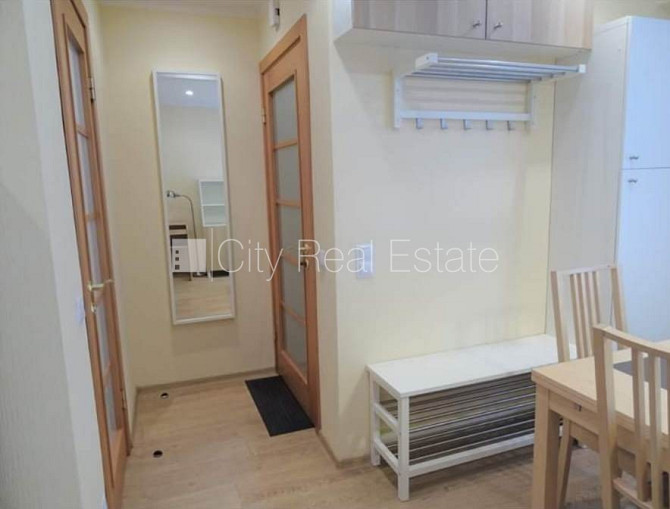 Закрытый двор, место для машины, лестничная клетка после косметического ремонта, Рига - изображение 9