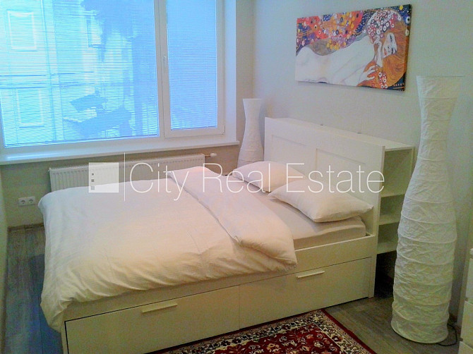 Закрытый двор, место для машины, лестничная клетка после косметического ремонта, Рига - изображение 1