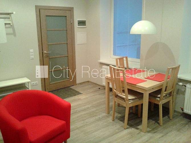 Закрытый двор, место для машины, лестничная клетка после косметического ремонта, Рига - изображение 4