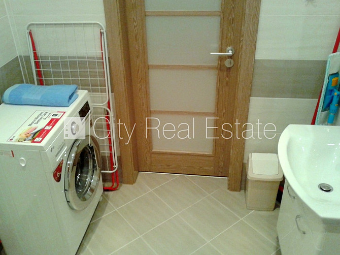 Закрытый двор, место для машины, лестничная клетка после косметического ремонта, Рига - изображение 7