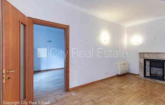 Фасадный дом, реновированный дом, закрытый двор, место для машины, вход с улицы и Рига