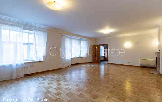 Фасадный дом, реновированный дом, закрытый двор, место для машины, вход с улицы и Рига