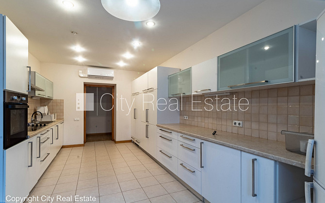 Фасадный дом, реновированный дом, закрытый двор, место для машины, вход с улицы и Рига - изображение 8