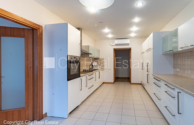 Фасадный дом, реновированный дом, закрытый двор, место для машины, вход с улицы и Рига - изображение 12