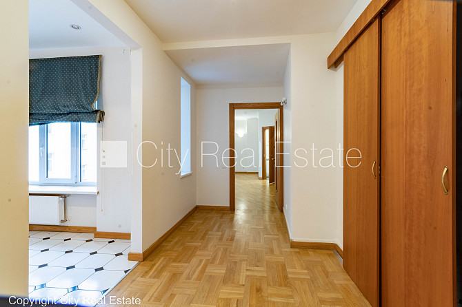 Фасадный дом, реновированный дом, закрытый двор, место для машины, вход с улицы и Рига - изображение 16