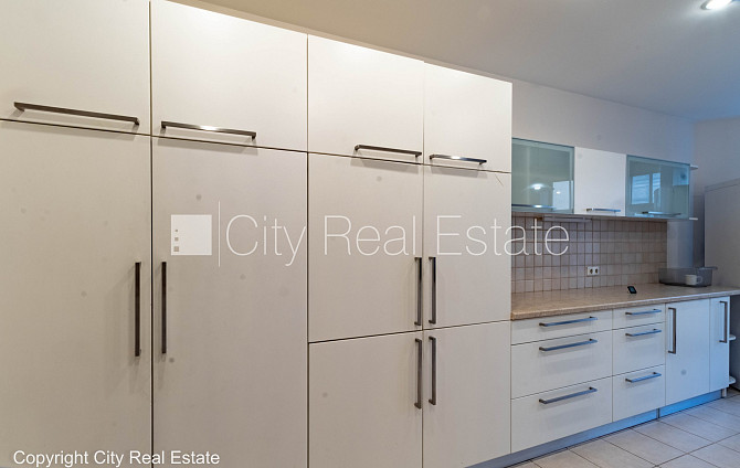 Фасадный дом, реновированный дом, закрытый двор, место для машины, вход с улицы и Рига - изображение 10